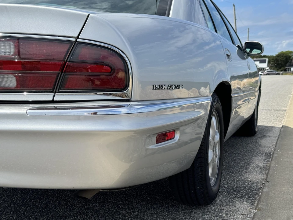 2000 Buick Park Avenue - Image 27 of 31