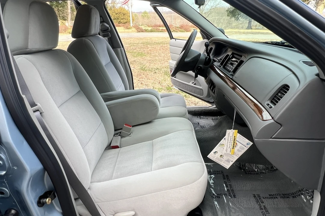2004 Ford Crown Victoria - Image 4 of 8