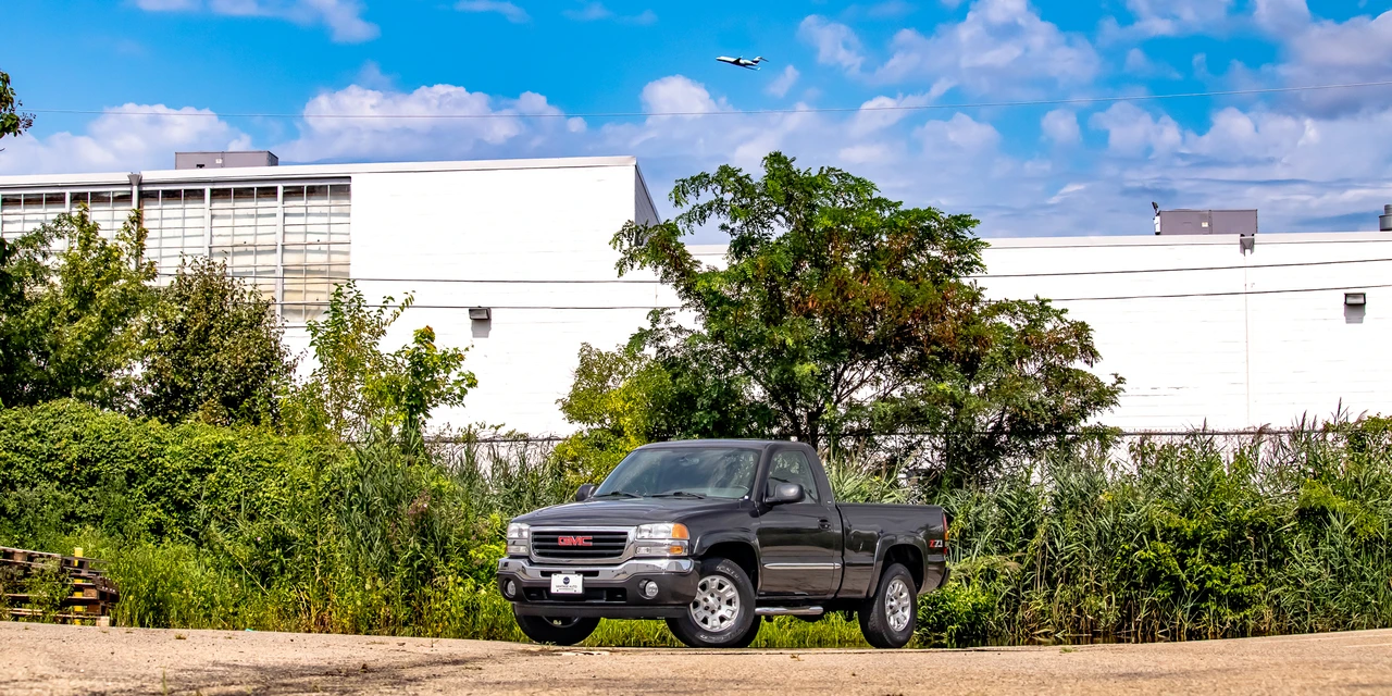 2005 GMC Sierra 2nd Gen - Image 2 of 31