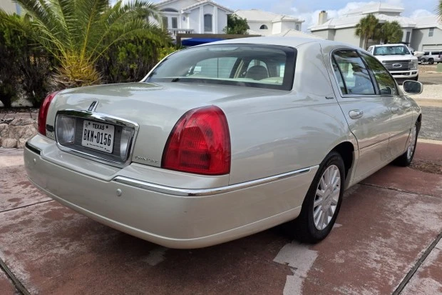 2005 Lincoln Town Car - Image 2 of 8