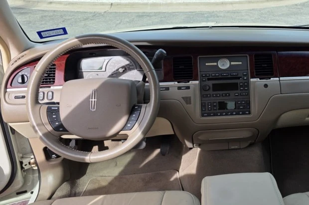 2005 Lincoln Town Car - Image 5 of 8