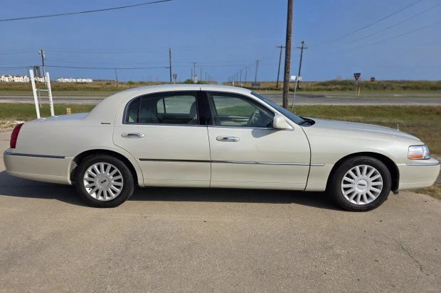 2005 Lincoln Town Car - Image 3 of 8