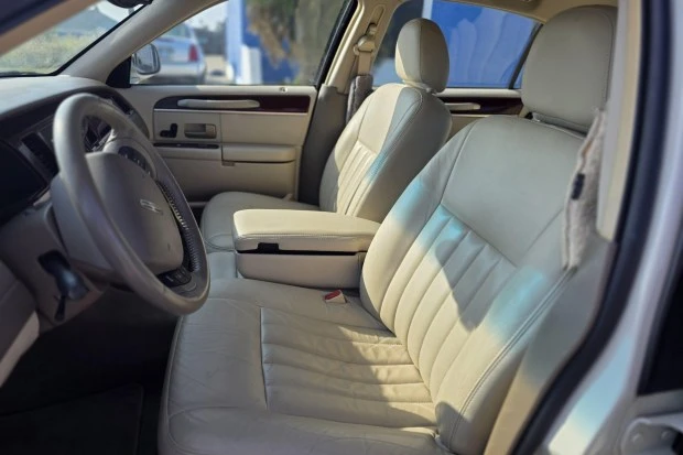 2005 Lincoln Town Car - Image 4 of 8