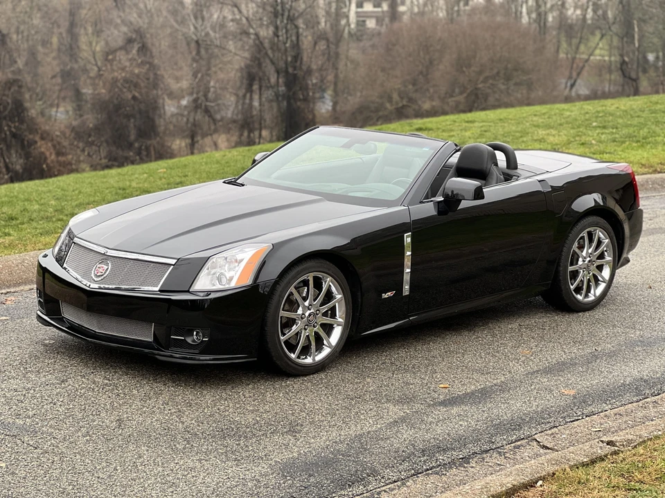 2009 Cadillac XLR-V - Image 2 of 31