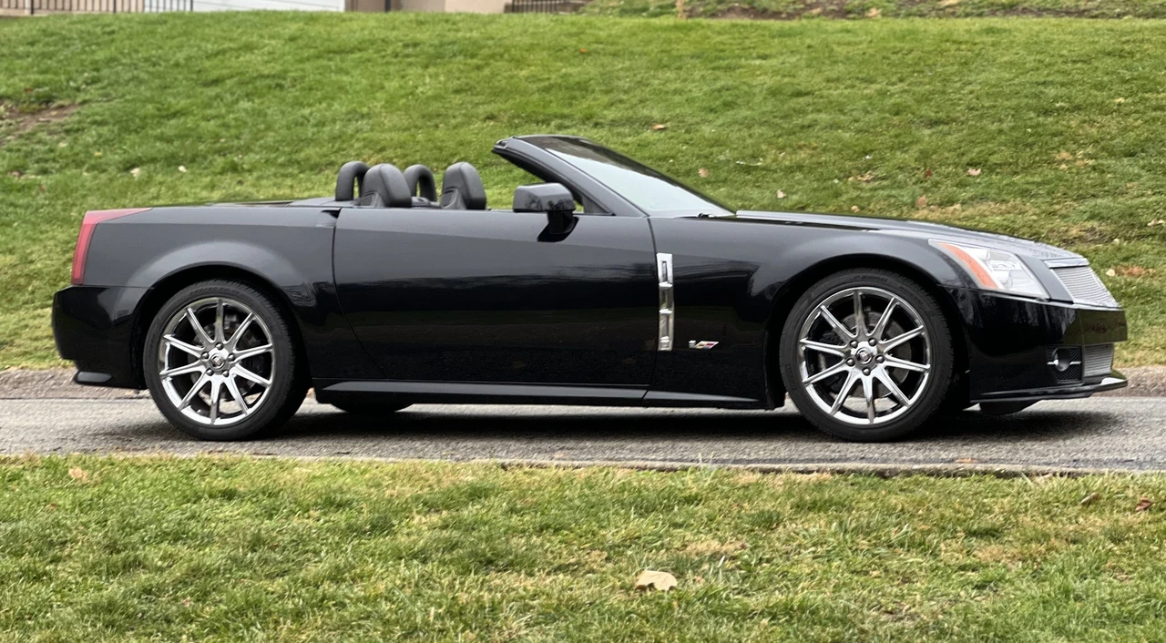 2009 Cadillac XLR-V - Image 12 of 31
