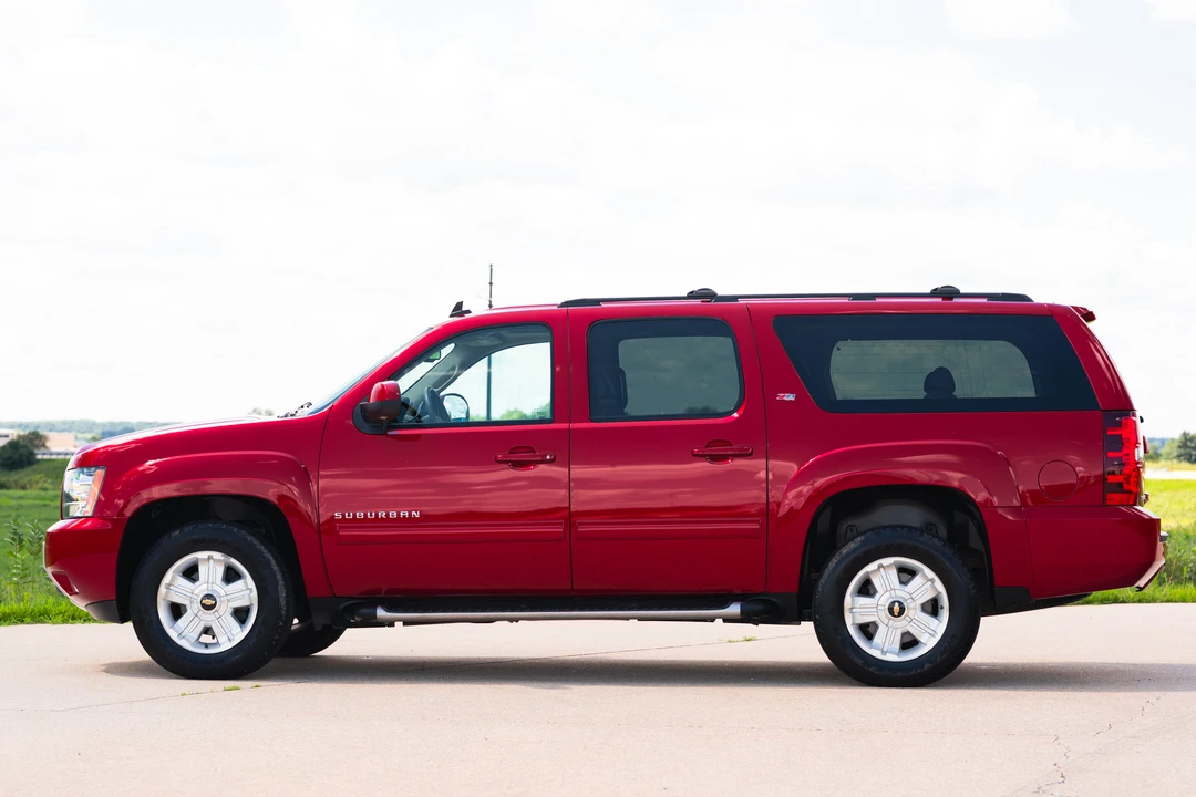 2013 Chevrolet Suburban 10th Gen - Image 3 of 31