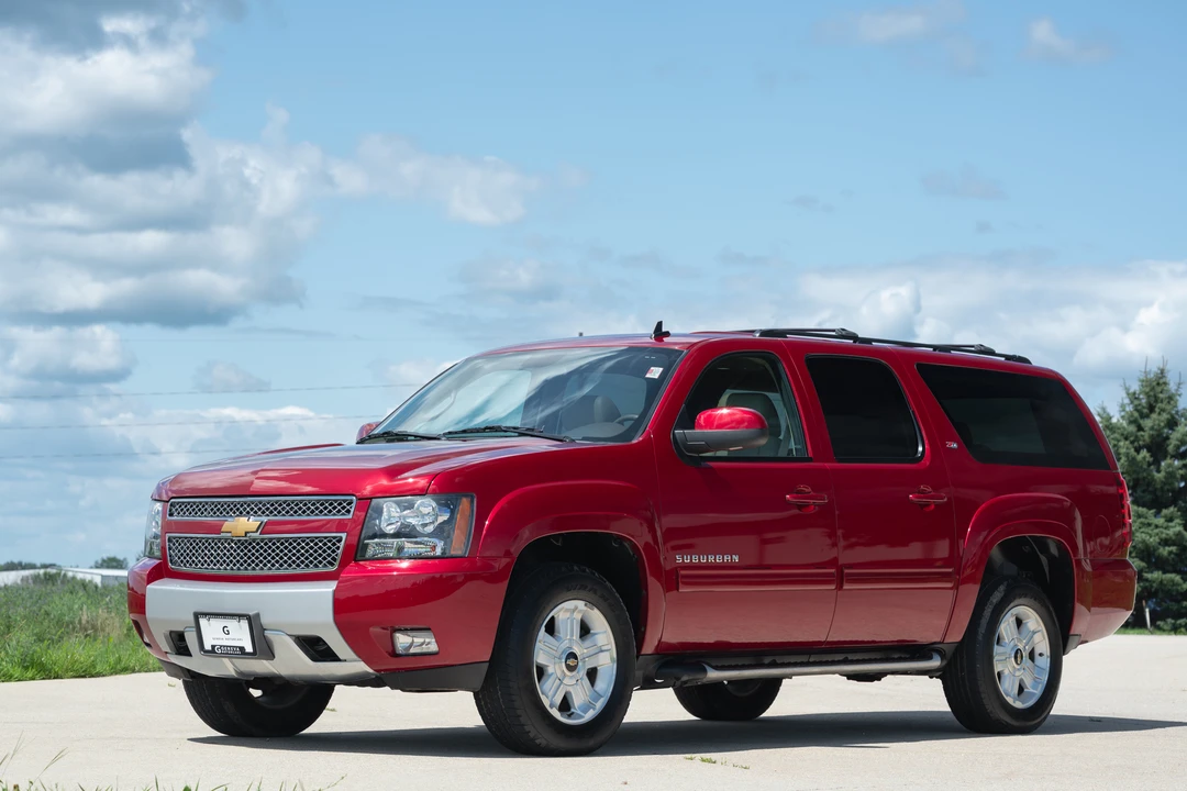2013 Chevrolet Suburban 10th Gen - Image 2 of 31