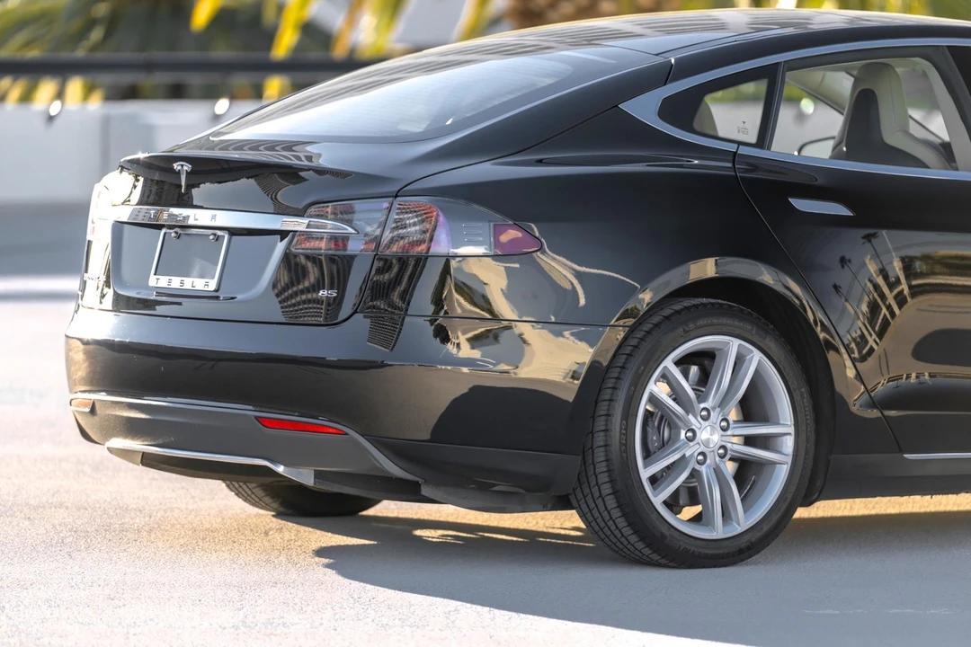 2014 Tesla Model S - Image 17 of 31