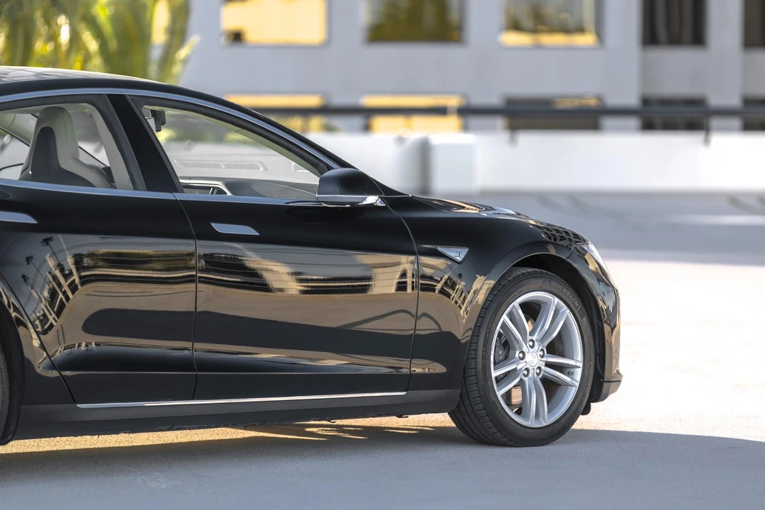 2014 Tesla Model S - Image 18 of 31