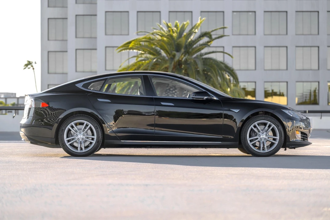 2014 Tesla Model S - Image 9 of 31