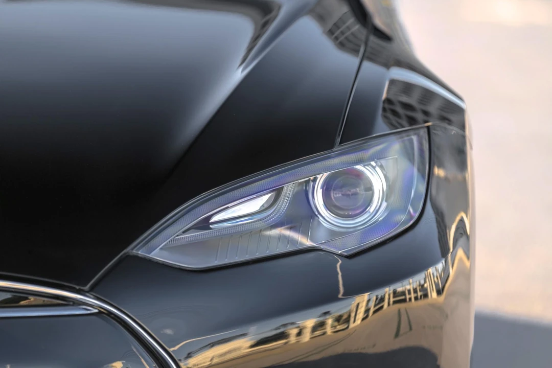 2014 Tesla Model S - Image 24 of 31