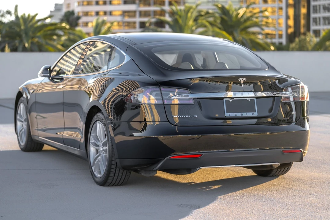 2014 Tesla Model S - Image 13 of 31