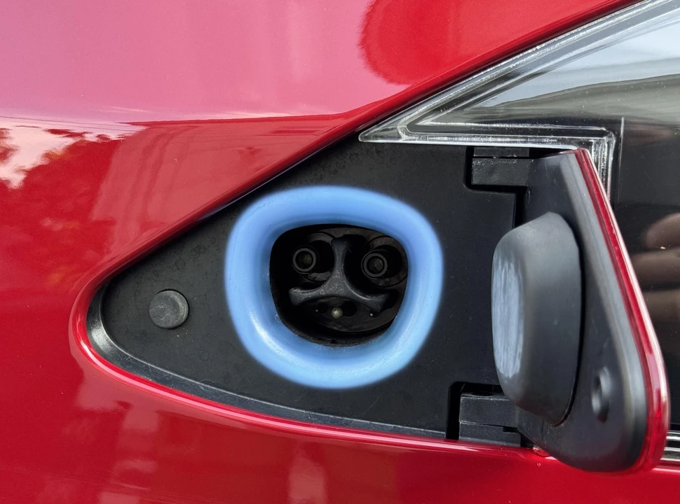 2015 Tesla Model S - Image 14 of 31