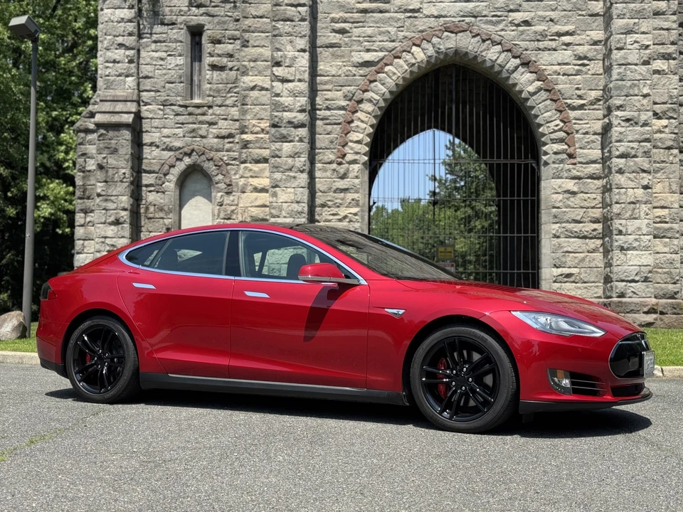 2015 Tesla Model S - Image 2 of 31