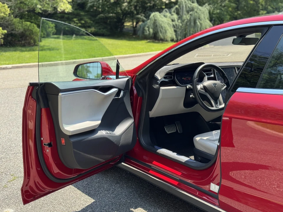 2015 Tesla Model S - Image 17 of 31