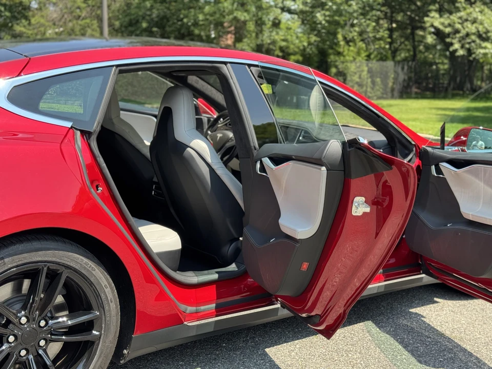 2015 Tesla Model S - Image 31 of 31