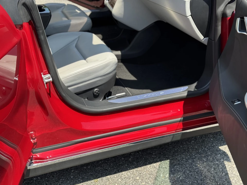 2015 Tesla Model S - Image 24 of 31