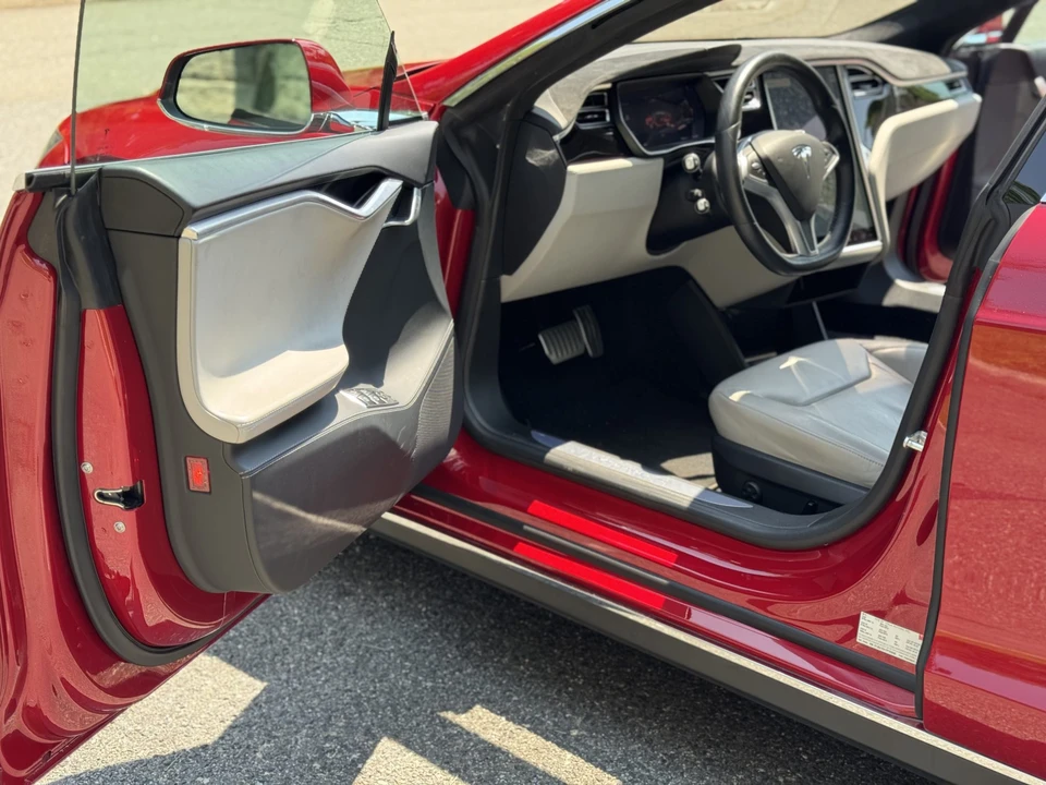 2015 Tesla Model S - Image 18 of 31
