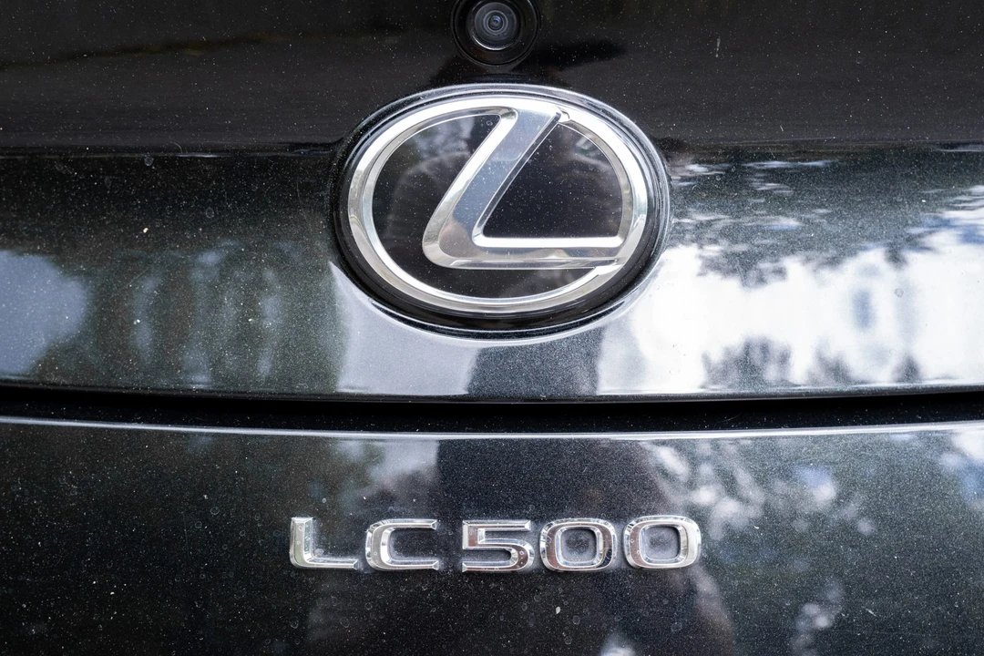 2018 Lexus LC - Image 29 of 31