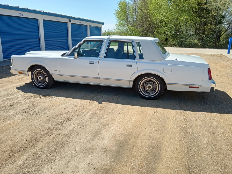 1986 Lincoln Town Car - Image 20 of 31