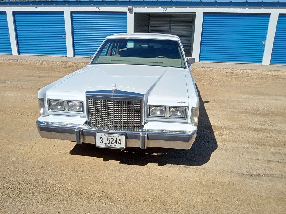 1986 Lincoln Town Car - Image 2 of 31