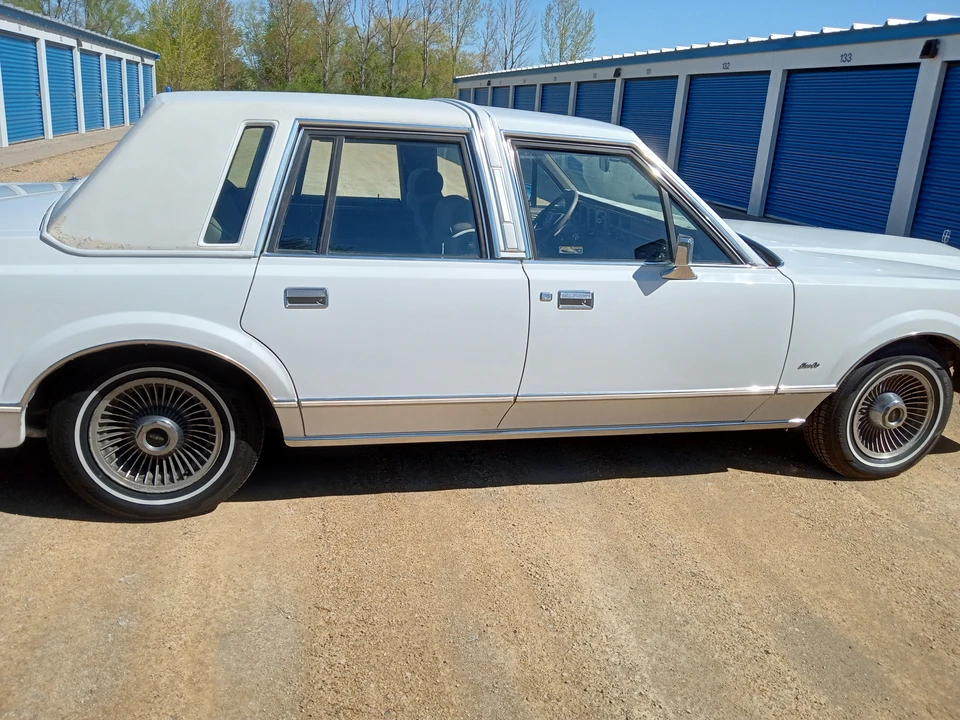 1986 Lincoln Town Car - Image 25 of 31