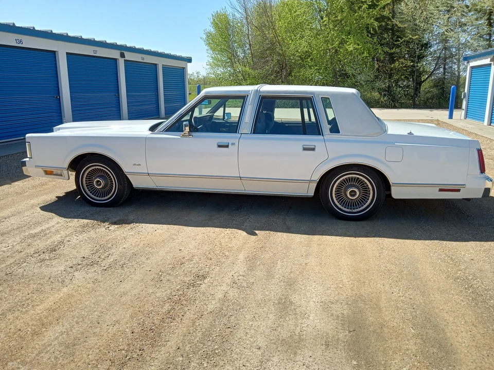 1986 Lincoln Town Car - Image 21 of 31