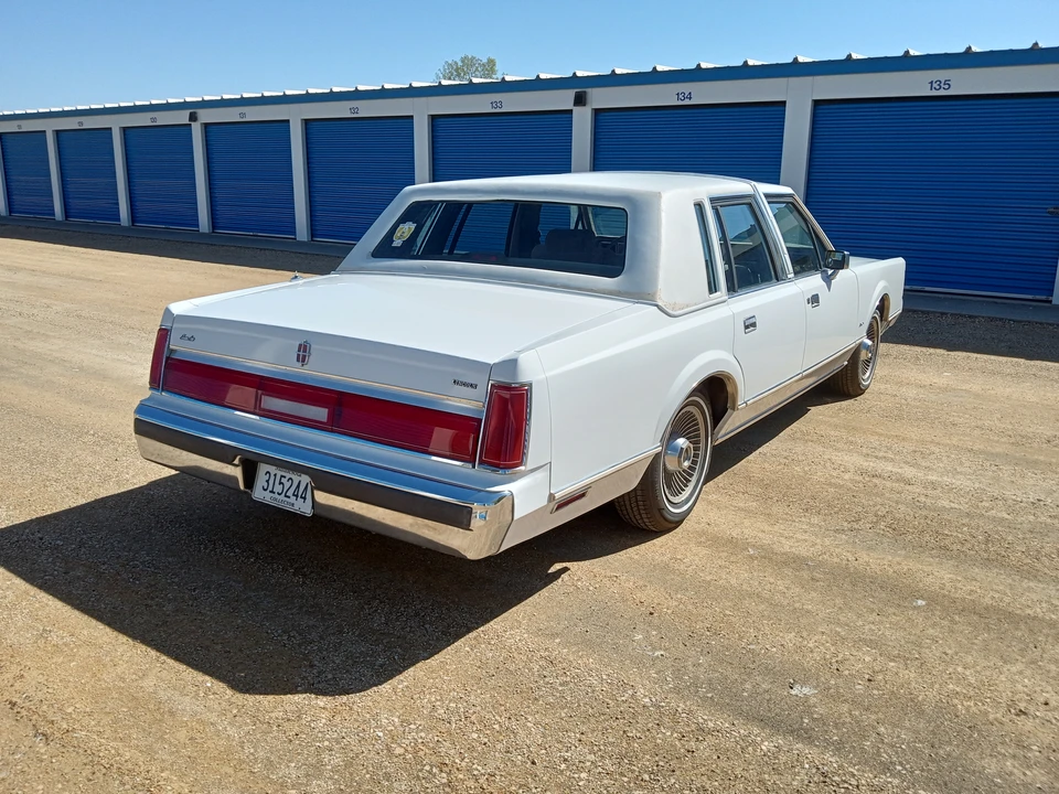 1986 Lincoln Town Car - Image 10 of 31