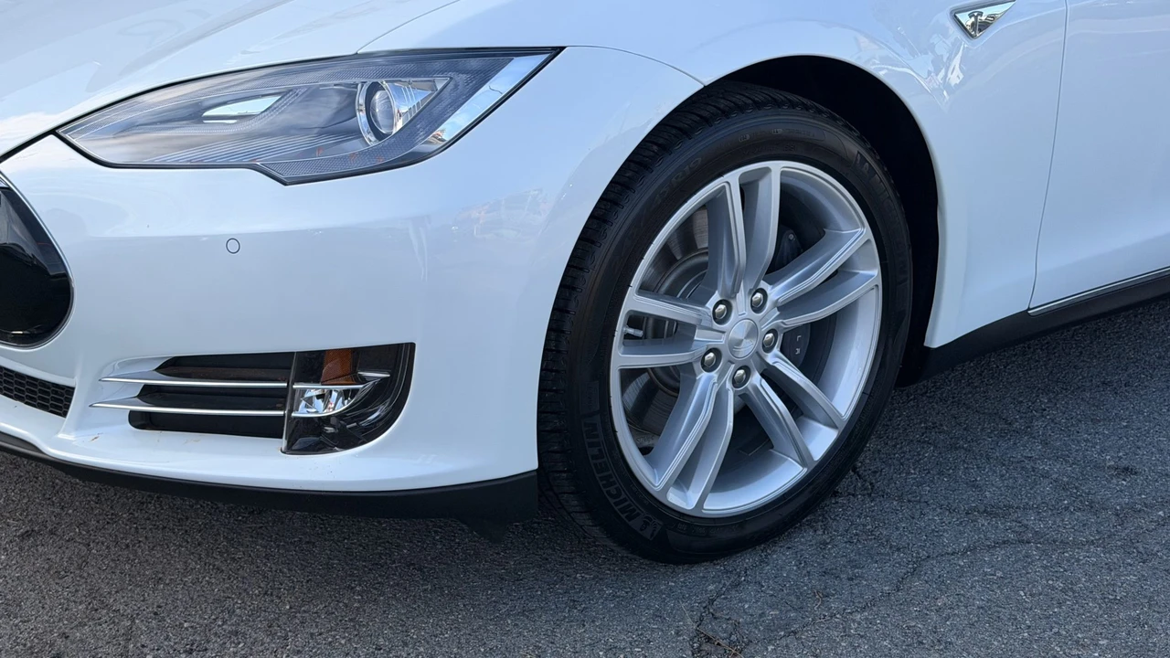 2014 Tesla Model S - Image 19 of 31