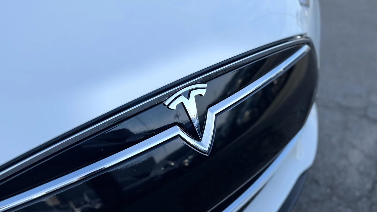 2014 Tesla Model S - Image 15 of 31