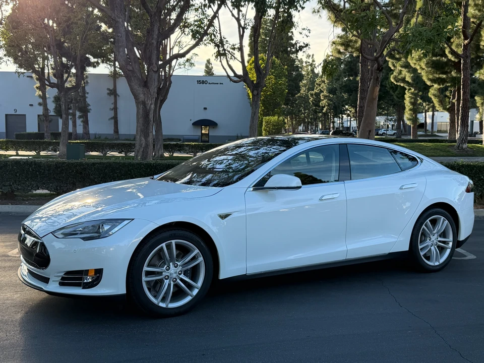 2014 Tesla Model S - Image 2 of 31