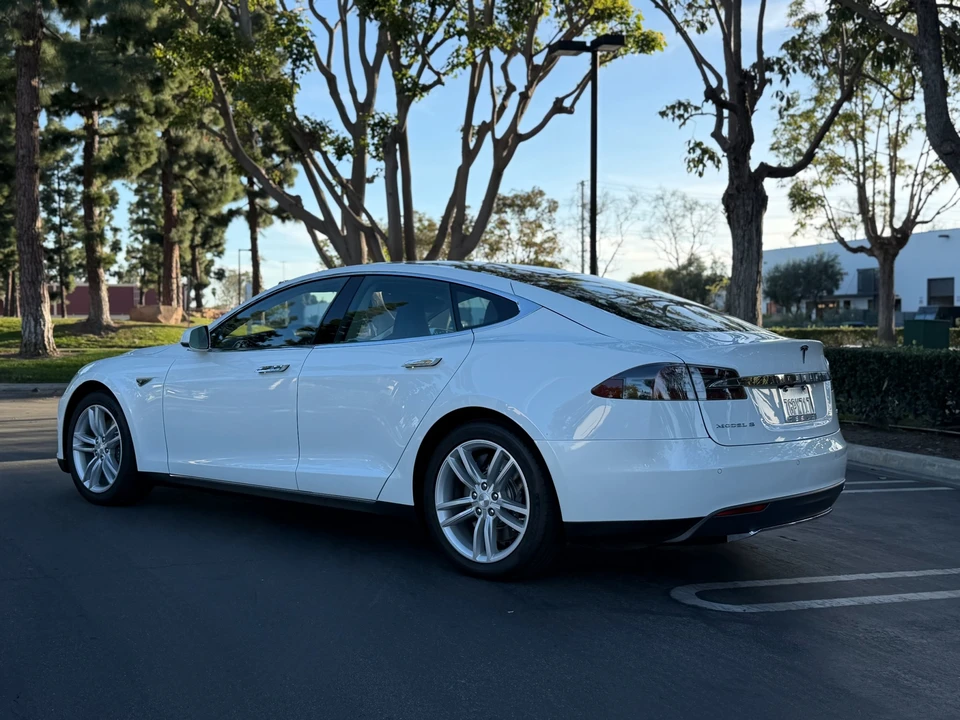 2014 Tesla Model S - Image 10 of 31