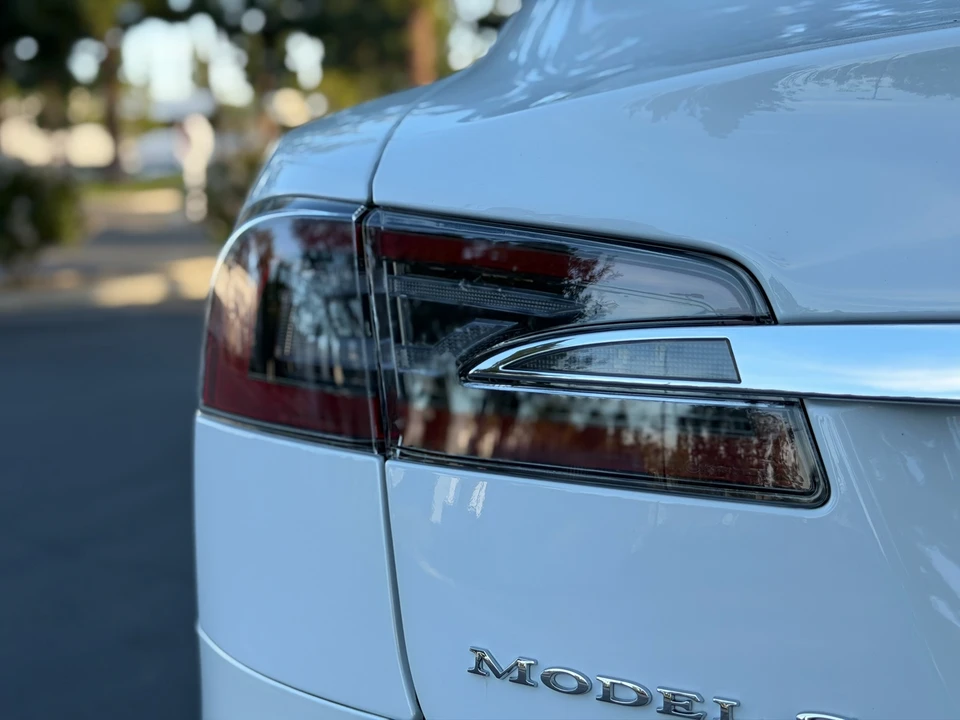 2014 Tesla Model S - Image 27 of 31