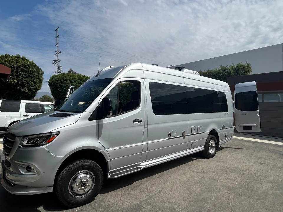 2021 Airstream - Image 9 of 31