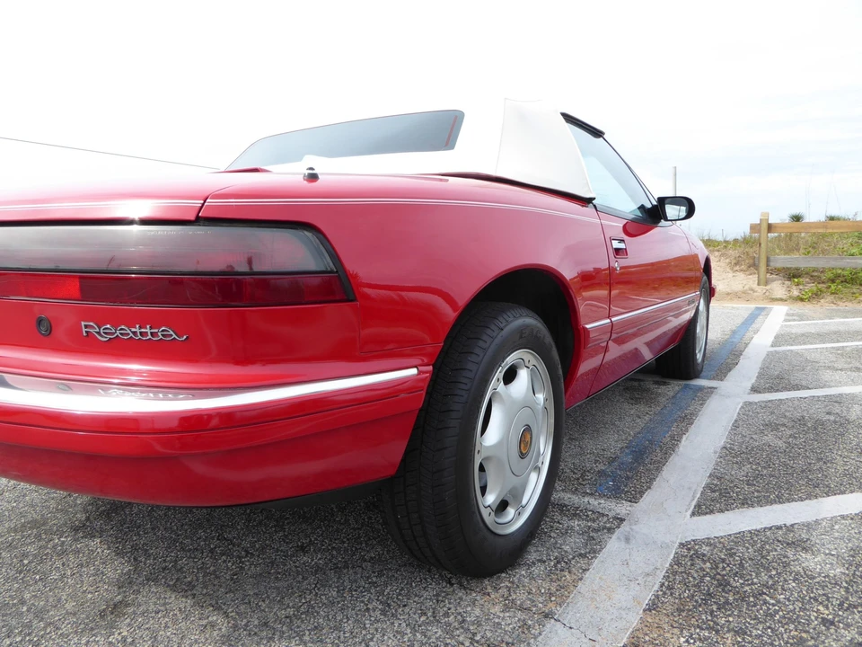 1991 Buick Reatta - Image 10 of 31