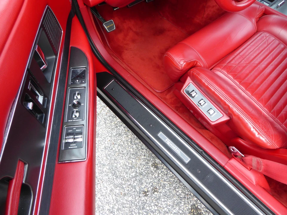 1991 Buick Reatta - Image 24 of 31