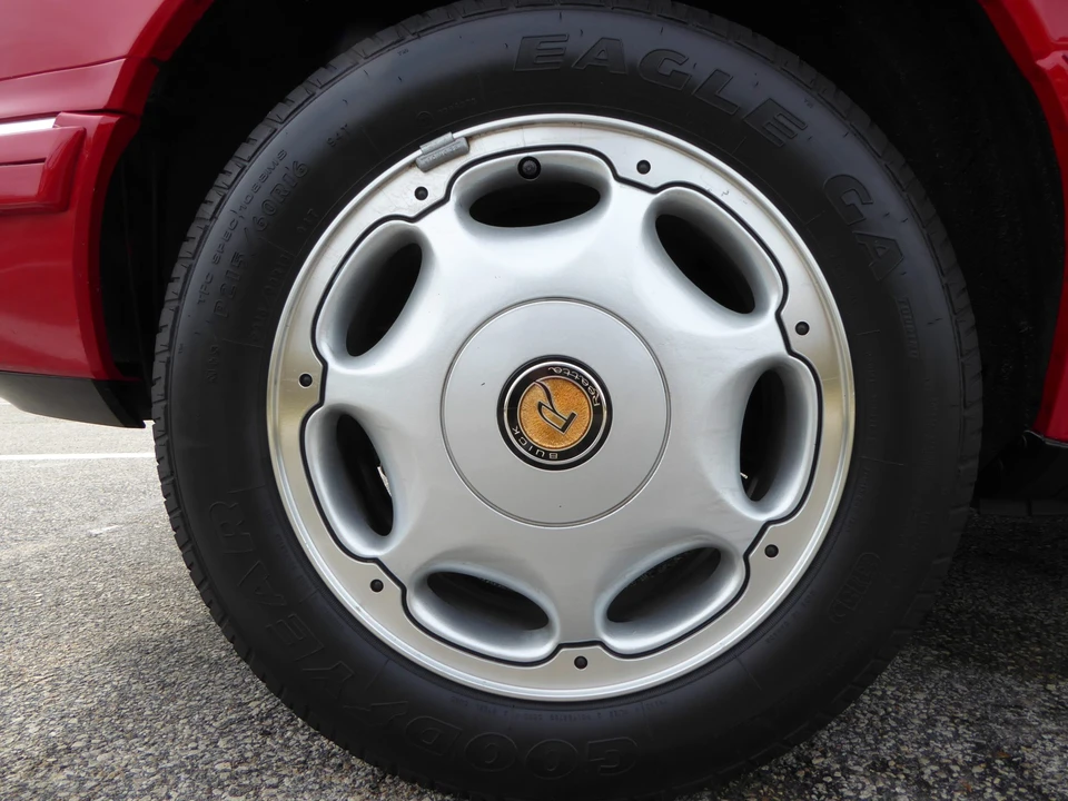 1991 Buick Reatta - Image 19 of 31