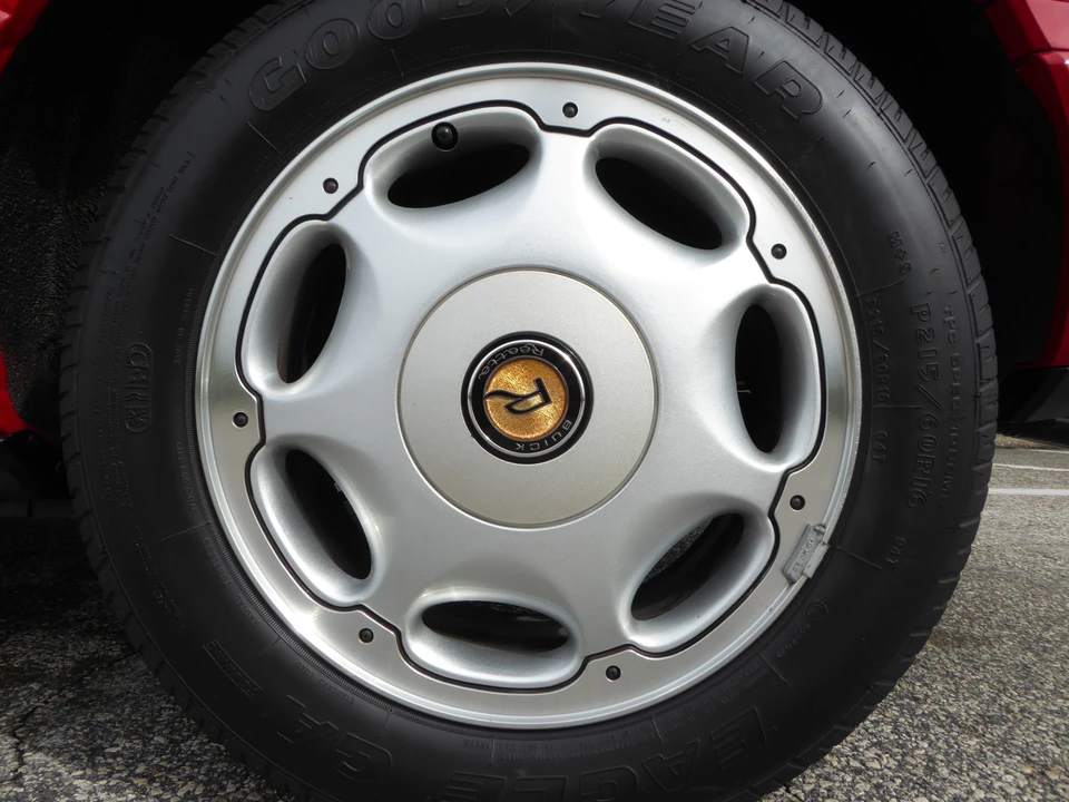 1991 Buick Reatta - Image 16 of 31