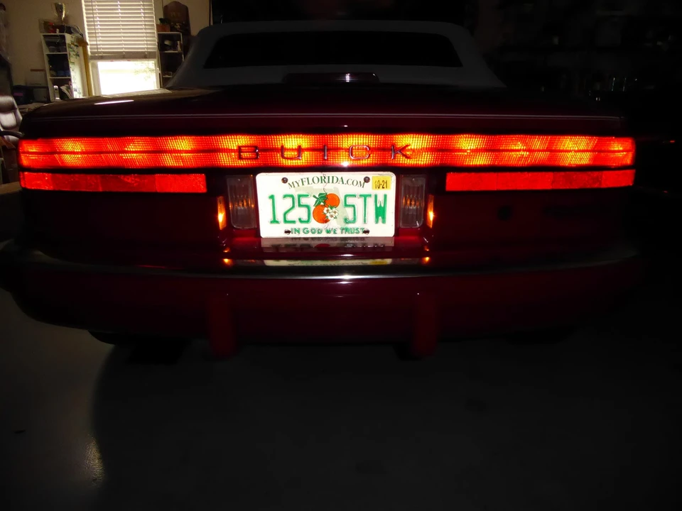 1991 Buick Reatta - Image 12 of 31