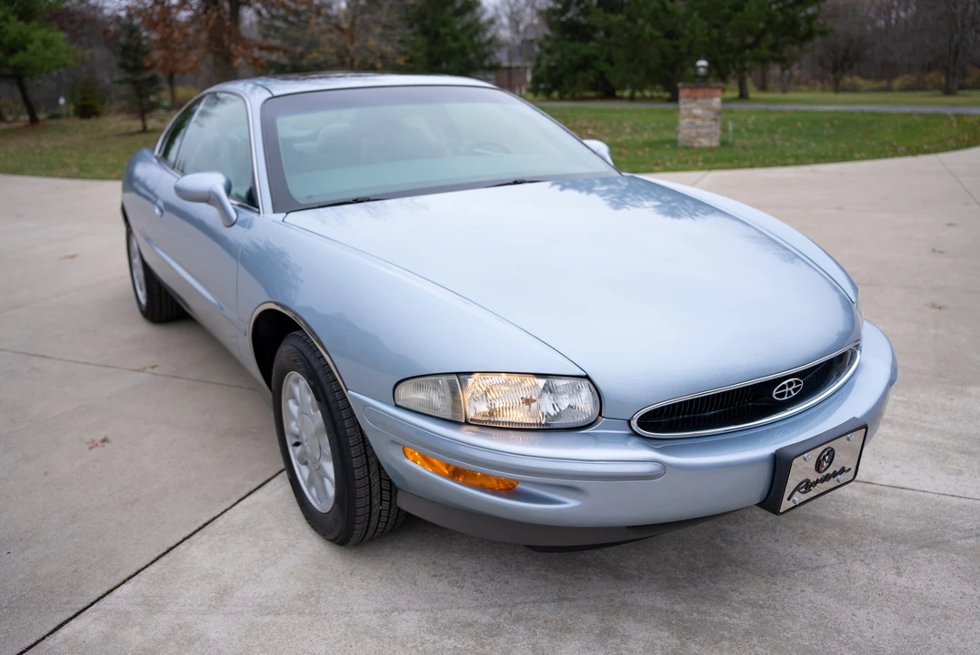 1995 Buick Riviera 8th Gen - Image 12 of 31