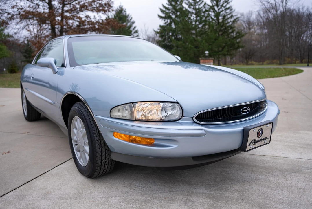1995 Buick Riviera 8th Gen - Image 16 of 31