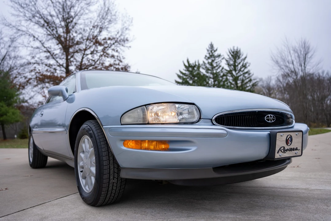 1995 Buick Riviera 8th Gen - Image 13 of 31