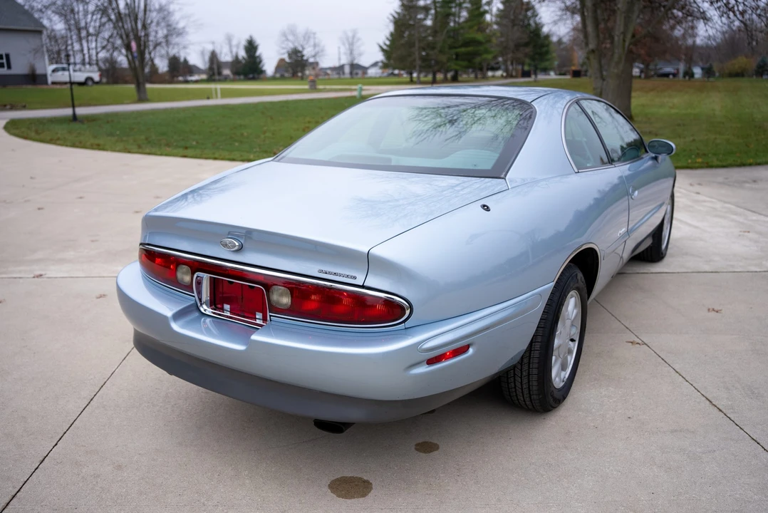 1995 Buick Riviera 8th Gen - Image 21 of 31