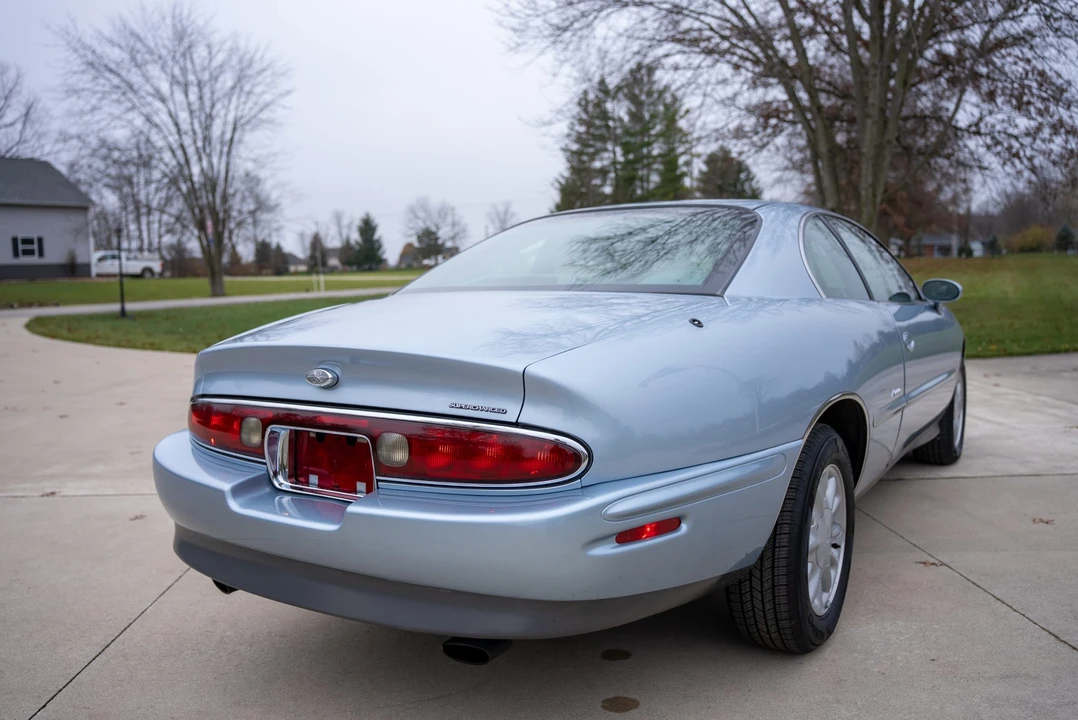 1995 Buick Riviera 8th Gen - Image 20 of 31