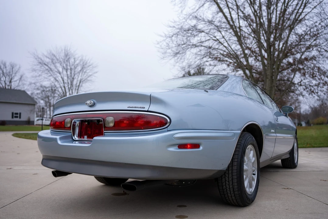 1995 Buick Riviera 8th Gen - Image 19 of 31