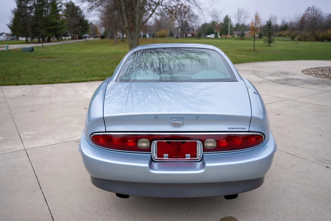 1995 Buick Riviera 8th Gen - Image 26 of 31