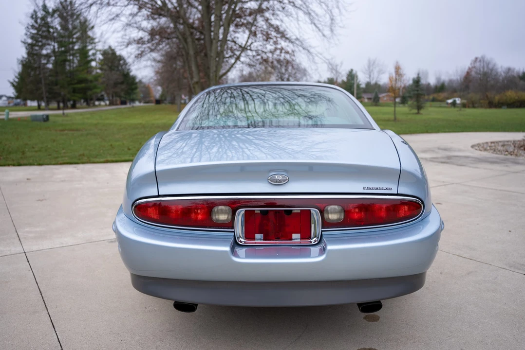 1995 Buick Riviera 8th Gen - Image 23 of 31