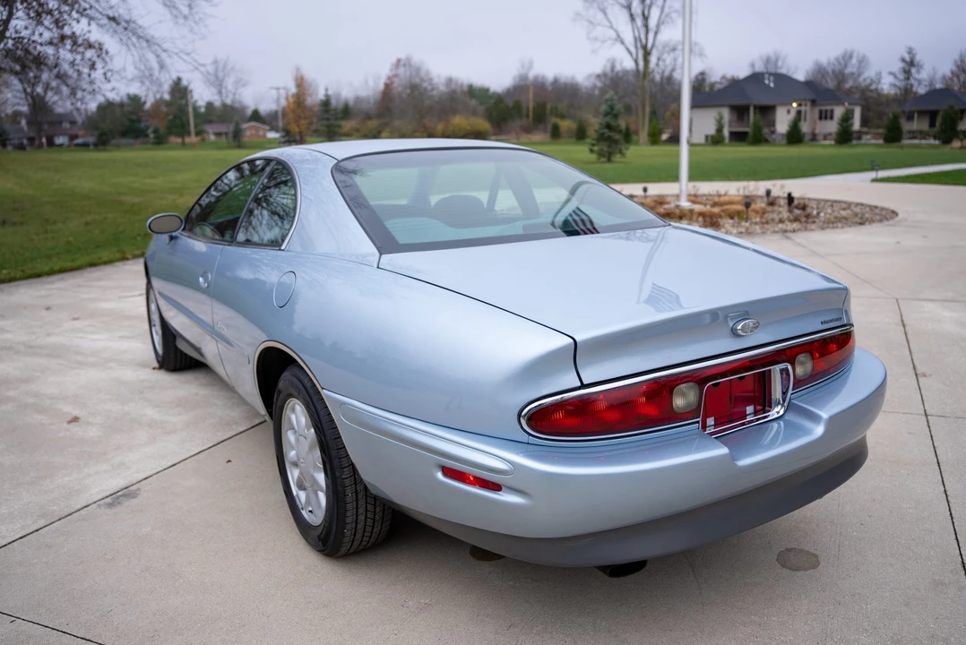 1995 Buick Riviera 8th Gen - Image 29 of 31