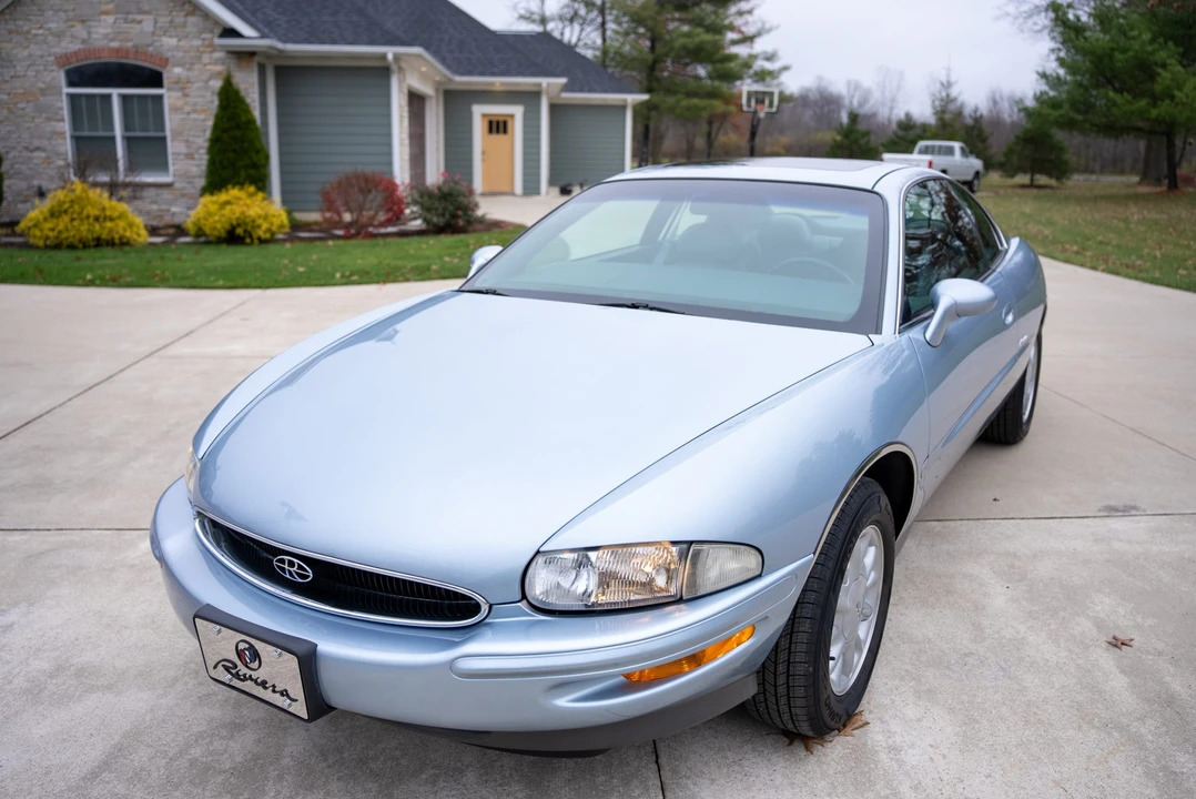 1995 Buick Riviera 8th Gen - Image 4 of 31