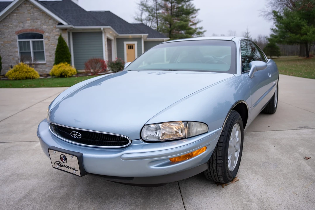1995 Buick Riviera 8th Gen - Image 3 of 31